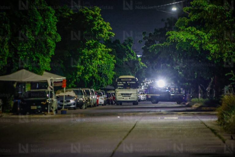 Camión con posibles impactos de bala en sector de Plaza Sendero
