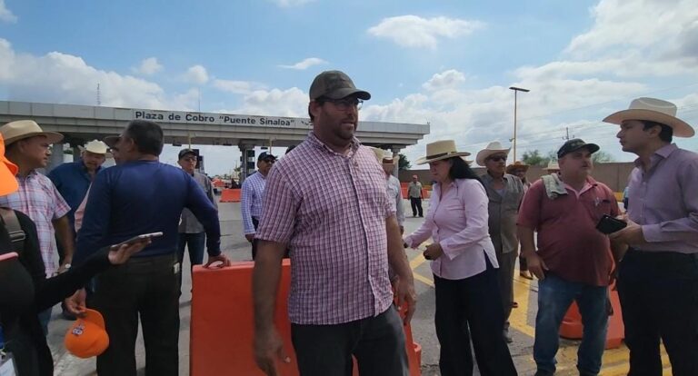 Confrontación entre productores y traileros deja tensión en bloqueo de Cuatro Caminos, Guasave, Sinaloa Confrontaciones entre traileros y productores en la Caseta de Cuatro Caminos