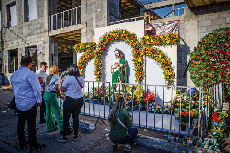 Feligreses visitan la Parroquia de San Judas Tadeo en Culiacán, Sinaloa