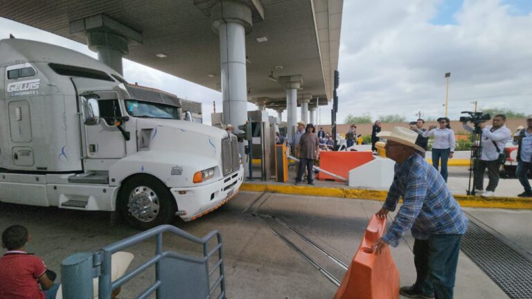 Comienzan las 72 horas de bloqueo carretero en Cuatro Caminos, Guasave, Sinaloa Productores bloquean casetas en Sinaloa
