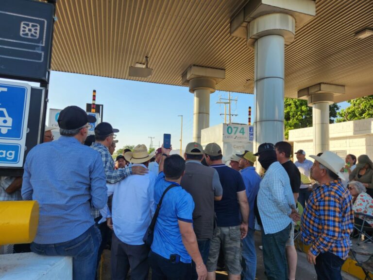 Inicia bloqueo parcial en caseta Cuatro Caminos en Guasave, Sinaloa: solo habrá pase a vehículos particulares, autobuses y ambulancias Productores cierran parcialmente casetas en Sinaloa