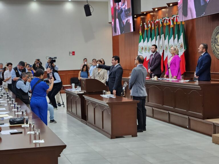 Es Rodolfo Valenzuela, del PVEM, el nuevo presidente de la Mesa Directiva del Congreso de Sinaloa Toma protesta Rodolfo Valenzuela como presidente de la Mesa Directiva del Congreso