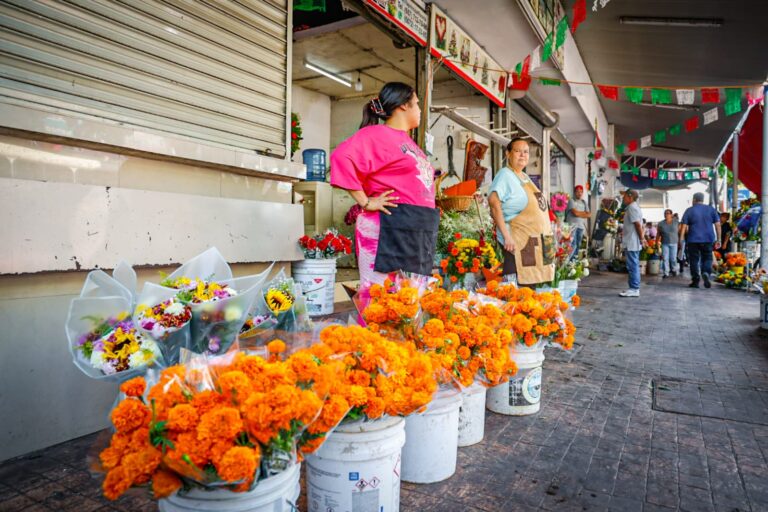 Bloqueos carreteros afectaron la llegada de flores para el Día de Muertos a Culiacán, Sinaloa, llegaron tarde y en mal estado Vendedores Mercado de las Flores
