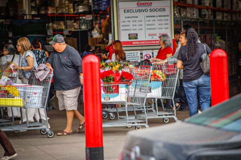 ¡Carritos llenos! Venta de flores en Costco, Culiacán, atrae a gran cantidad de compradores previo al Día de Muertos Venta de Flores en Cotsco