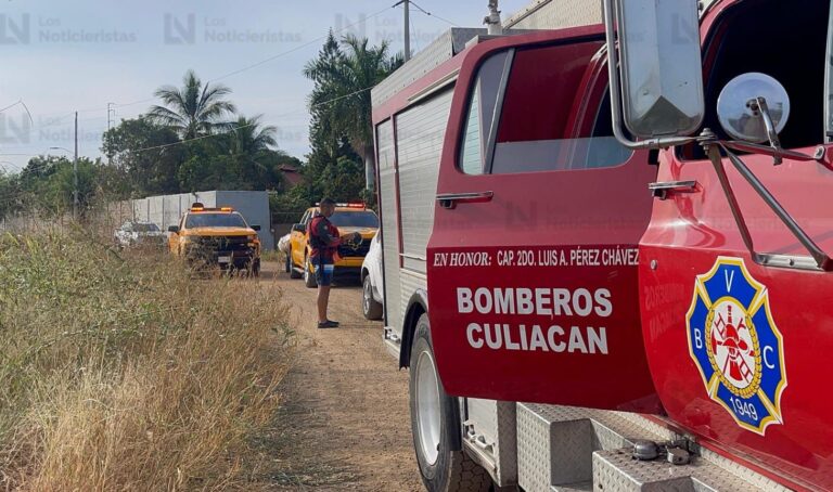 Bomberos en búsqueda en canal Humaya