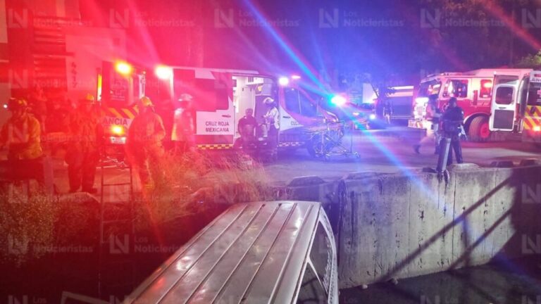 Cae en canal camión de reparto de personal en Culiacán