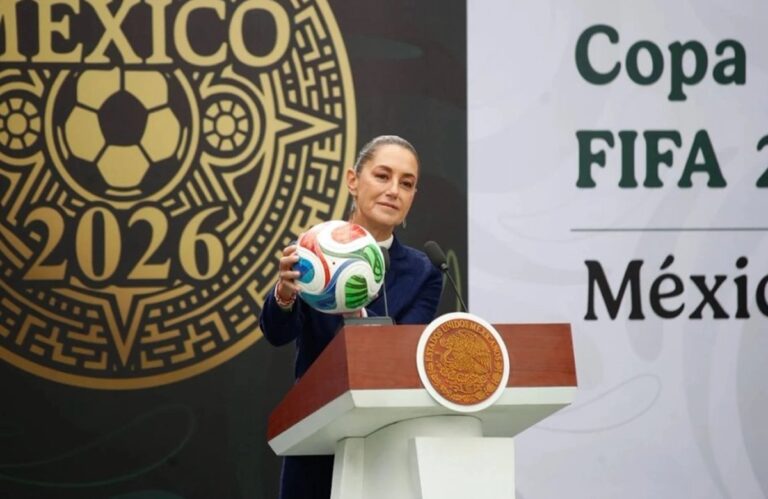 Claudia Sheinbaum con balón de beisbol