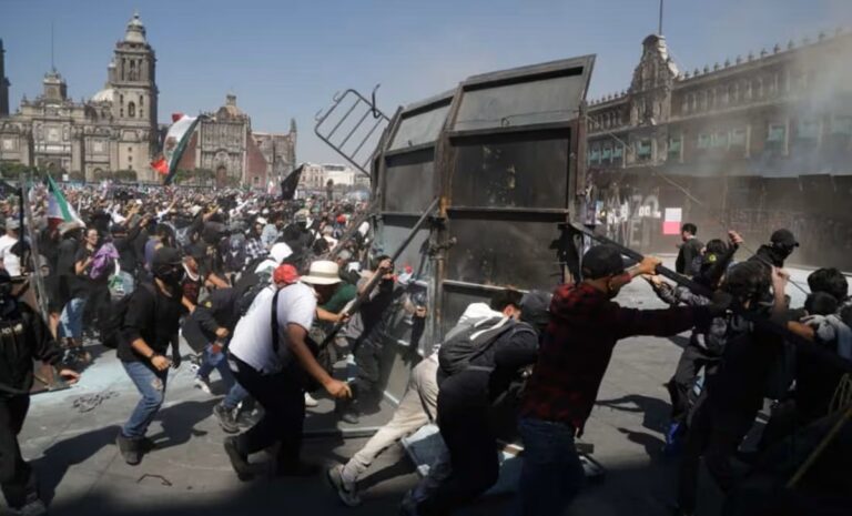¡Se calentaron los ánimos! En la marcha de la Generación Z en CDMX; encapuchados enfrentan a las autoridades Encapuchados tiran vallas en el Zócalo