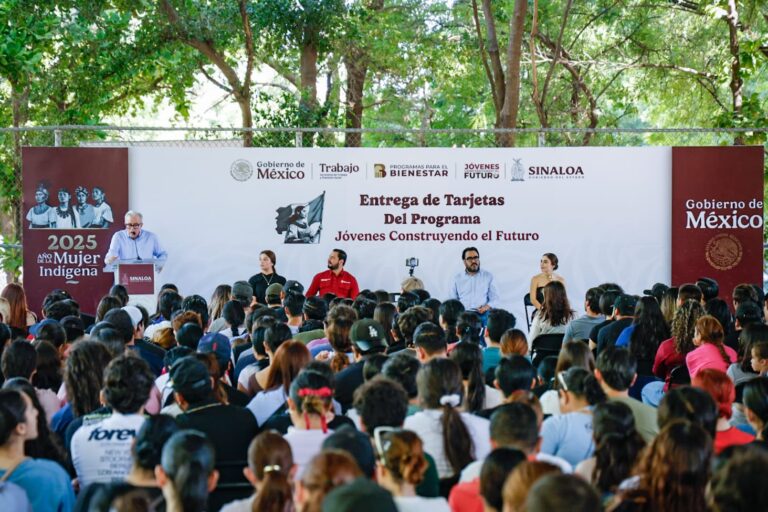 Entrega Rocha tarjetas de Jovenes Contruyendo el Futuro