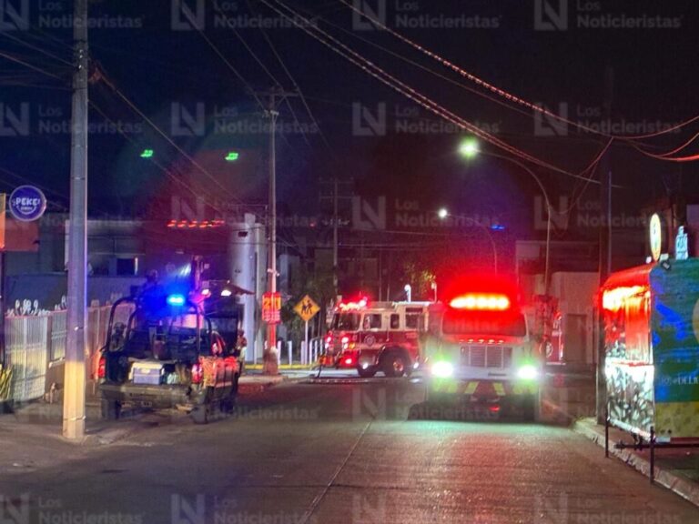 Impactan carros en barda de colegio