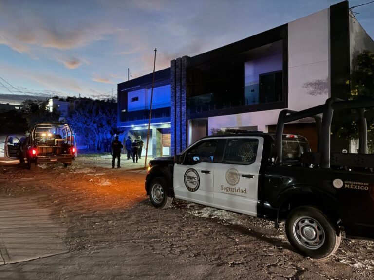 Incendian casa y un vehículo en la colonia Bosques del Humaya en Culiacán, Sinaloa Incendian vivienda en Culiacán, Sinaloa