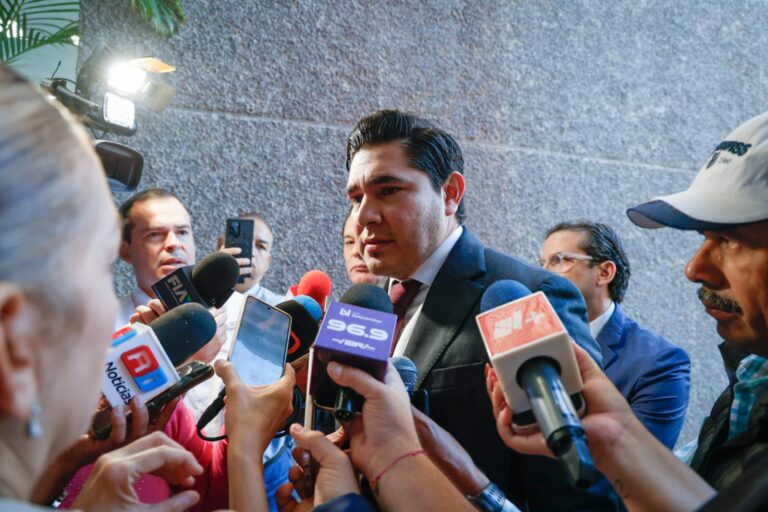 Joaquín Landeros Huicho entrega presupuesto al Congreso