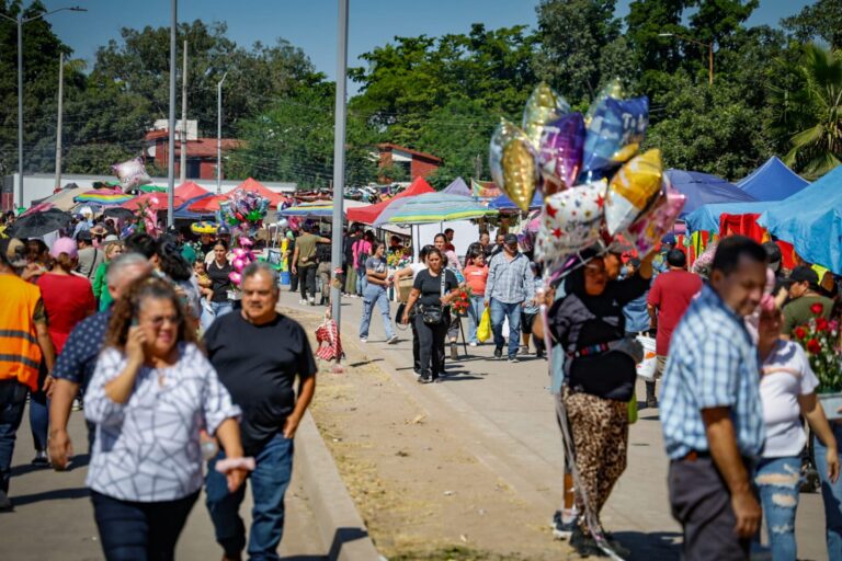 Panteones de Culiacán reciben miles de visitantes este Día de Muertos