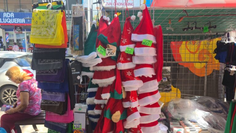 Vendedores ambulantes de Culiacán, Sinaloa, están listos para la venta de artículos navideños Artículos navideños en puestos ambulantes