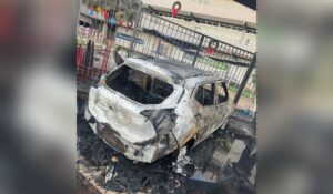 Camioneta incendiada en Colegio Altum