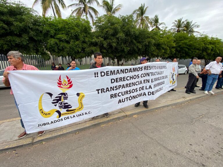 Jubilados de la UAS exigen pago de prima vacacional y aguinaldos; se manifiestan en el Congreso de Sinaloa