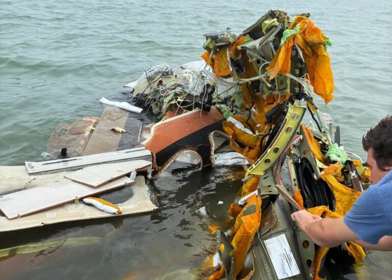 Se desploma avión de la Marina en EU