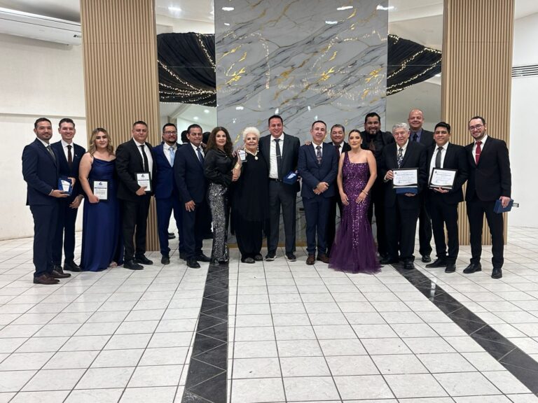 Sylvia Myriam Chávez, “La Señora de la Radio”, es galardonada en la Gala Empresarial Canaco 2025, Guasave, Sinaloa Silvia Miriam Chávez es galardonada