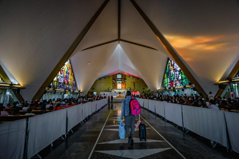 En el Día de la Virgen de Guadalupe, feligreses se congregan en La Lomita de Culiacán, Sinaloa