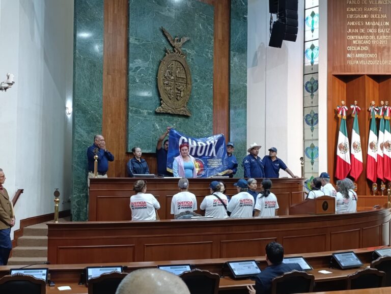 Guerreros Azules AC. toma tribuna en el Congreso de Sinaloa