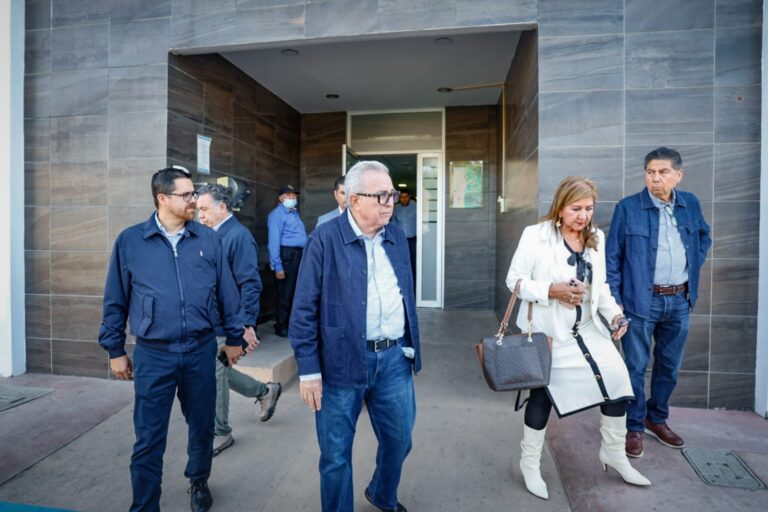 Acude Rubén Rocha Moya y Tere Guerra al hospital a ver a los diputados heridos