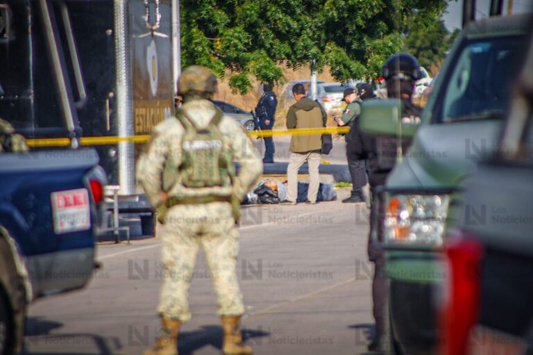 Arrojan cuerpo envuelto en plastico junto al Congreso