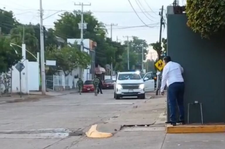 Hay cuatro delincuentes y un policía lesionado por esquirla en enfrentamiento y persecución en Terranova, Culiacán; suspenden clases Enfrentamienrto en Terranova en Culiacán