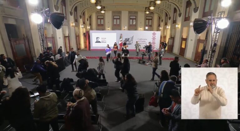 Evacuan la mañanera por alerta sismica este 2 de enero