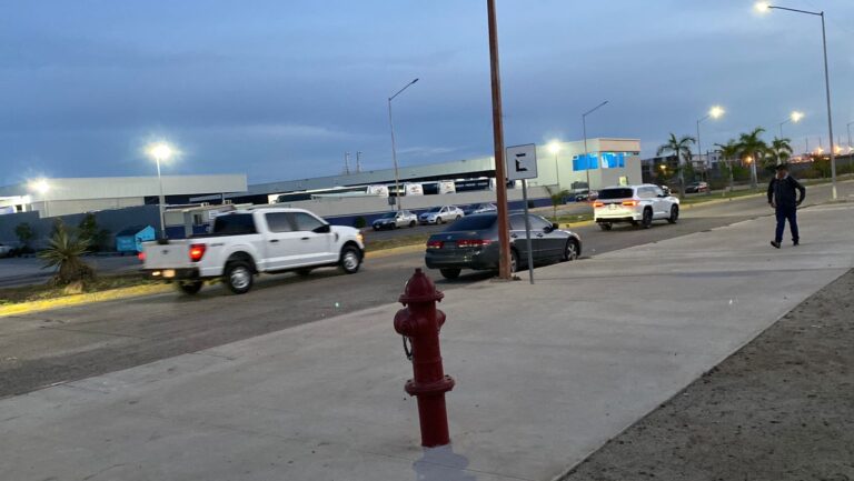 Gobernador visita nuevamente hospital para conocer salud de Sergio Torres