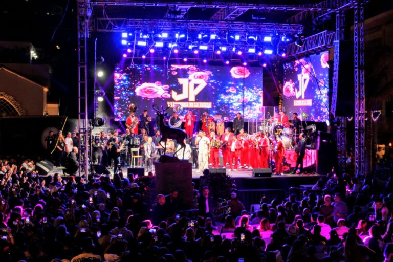 Julio Preciado arma fiestón en Olas Altas y desata la euforia en el Lunes de Carnaval en Mazatlán, Sinaloa Julio Preciado arma fieston en Mazatlán