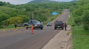 Localizan hielera con restos humanos en carretera de La Cruz de Elota, Sinaloa Operativo en carreteras del sur de Sinaloa
