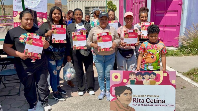 Beca Rita Cetina entrega de tarjetas