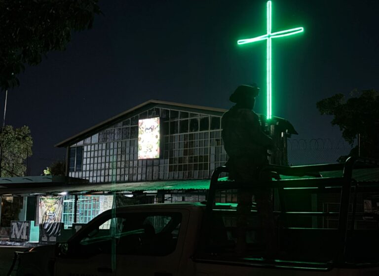 Embolsado y con mensaje localizan un cadáver frente a la capilla de Malverde en Culiacán Encuentran ejecutado frente a la capilla de Malverde