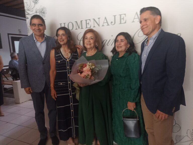 Martha Georgina Orozco recibe homenaje en AMMJE