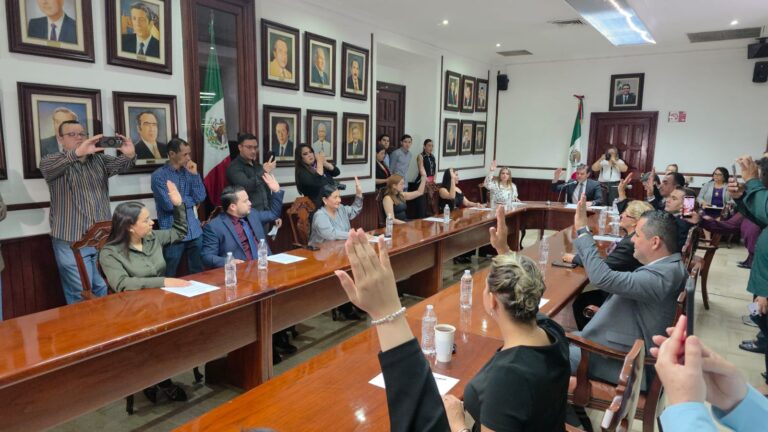 Martita, de estatura pequeña, pero de corazón enorme, recibe el Premio a la Mujer Culiacanense