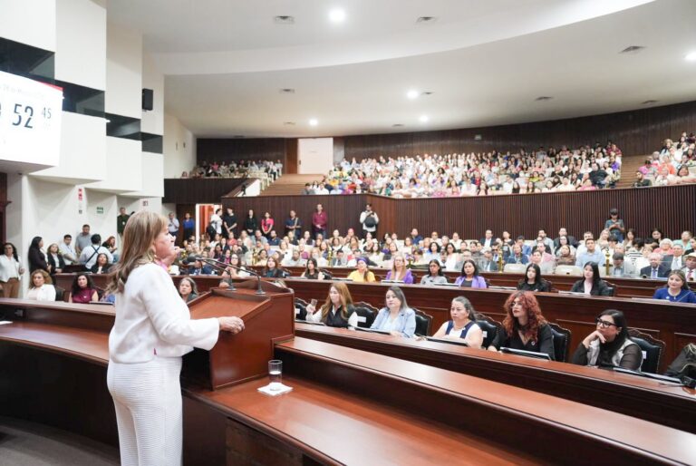 Tere Guerra en la tribuna del Congreso de Sinaloa