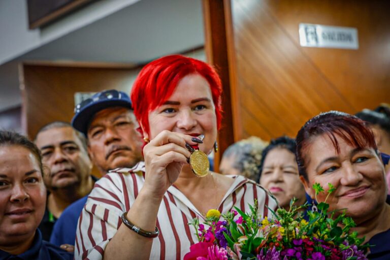 Yesenia Rojo recibe premio en el Congreso