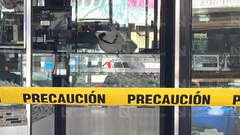 ¡Le roció gas pimienta en la cara a la empleada! Sujeto vestido con traje de construcción 🦺 intenta asaltar una joyería en el Centro de Culiacán