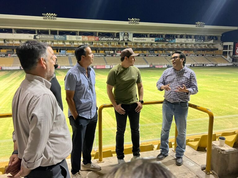 Alcalde de Culiacán en el estadio de Los Dorados
