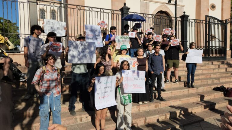 Se manifiestan contra el gobierno y concesionarios en Catedral de Culiacán, Sinaloa, por ‘Tarifazo’ del transporte público Culiacanenses se manifiestan por aumento a la tarifa del transporte