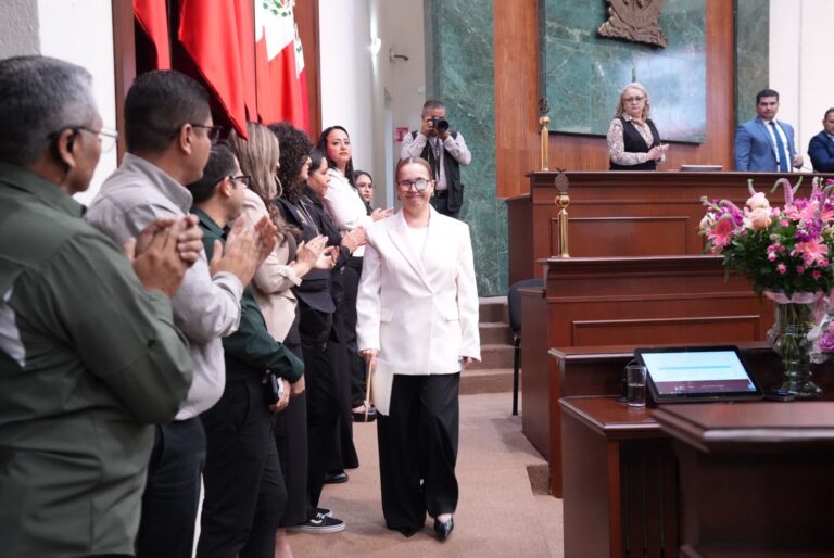 Diputada Elizabeth Montoya llega al Congreso