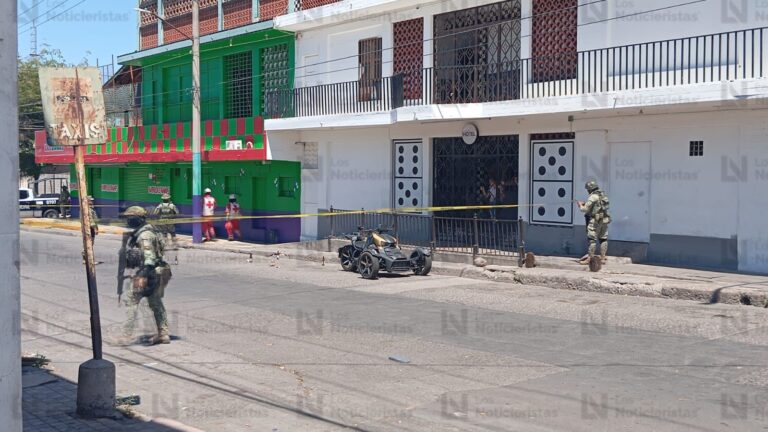 Ejecutan a balazos a una mujer frente al Bar Ranas en la colonia Centro de Culiacán