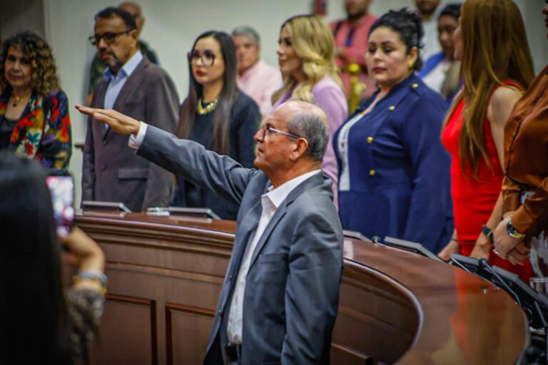 Lauro Gallardo toma protesta en el Congreso