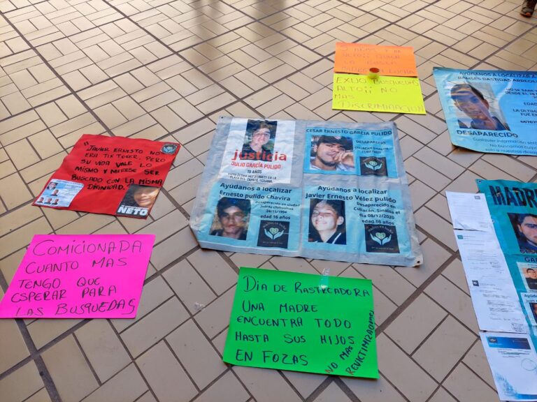 Madre buscadora se manifiesta en el Palacio de Gobierno