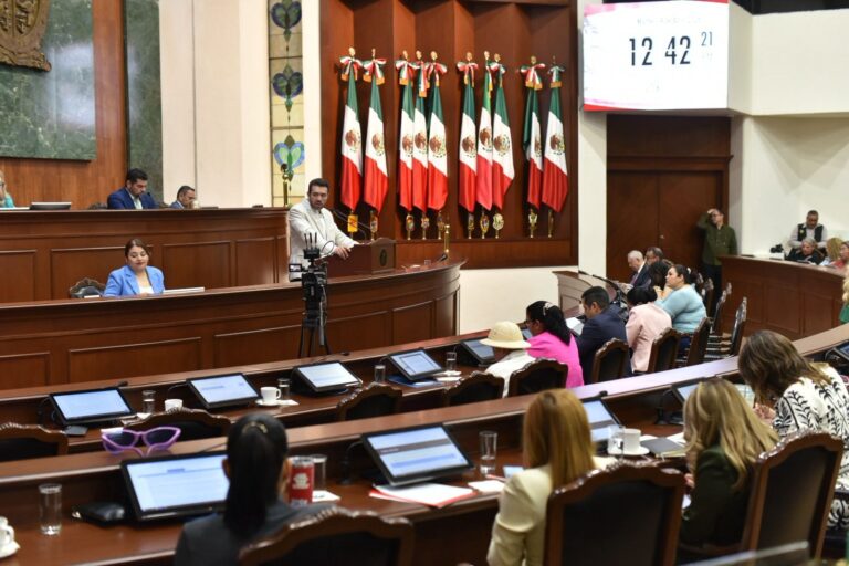 Pleno del Congreso da lectura a dos dictámenes y cinco nuevas iniciativas