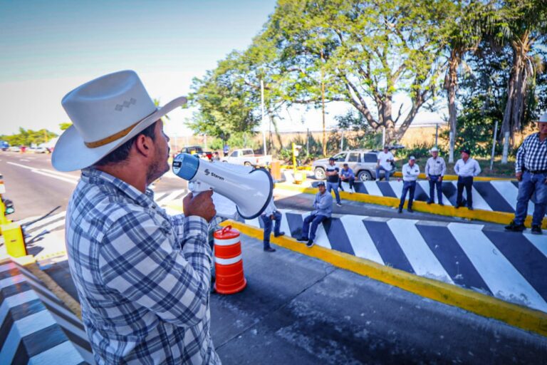 Productorea agrícolas en casetas de Sinaloa