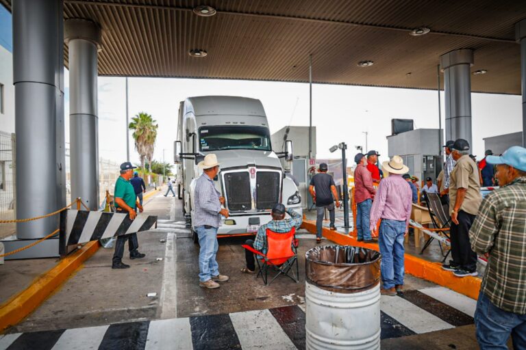 Productores agrícolas bloquean casetas en Sinaloa