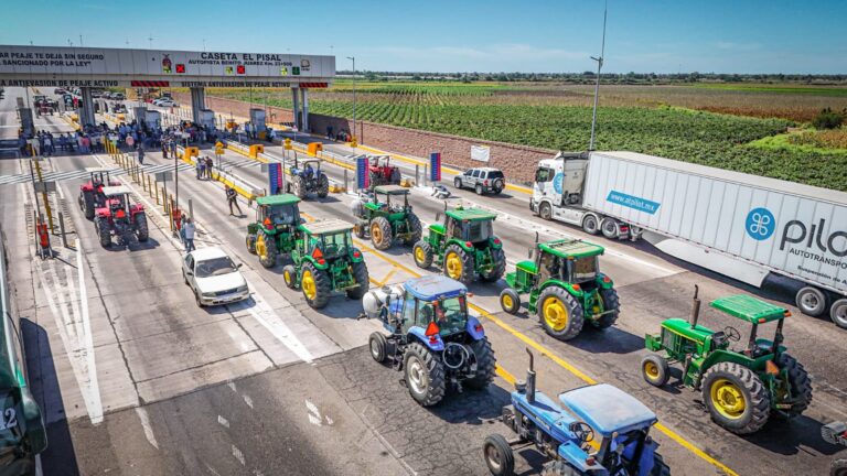 Productores liberan caseta de El Pisal, exigen pago de apoyos y precios justos para el maíz Productores de Sinaloa en Caseta El Pisal