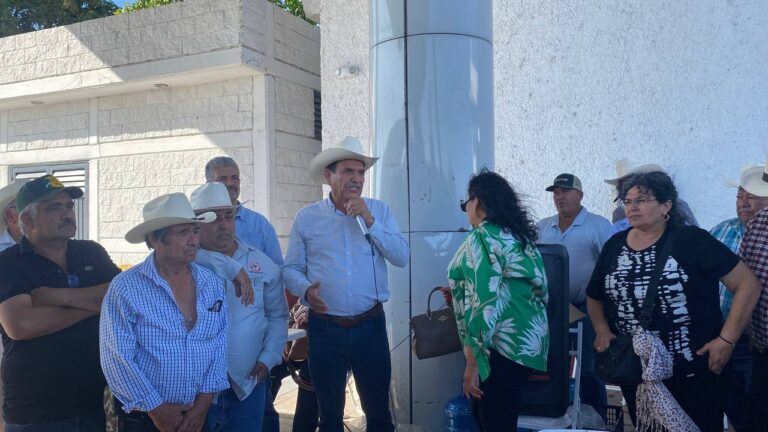 Productores en Caseta Cuatro Caminos en Guasave