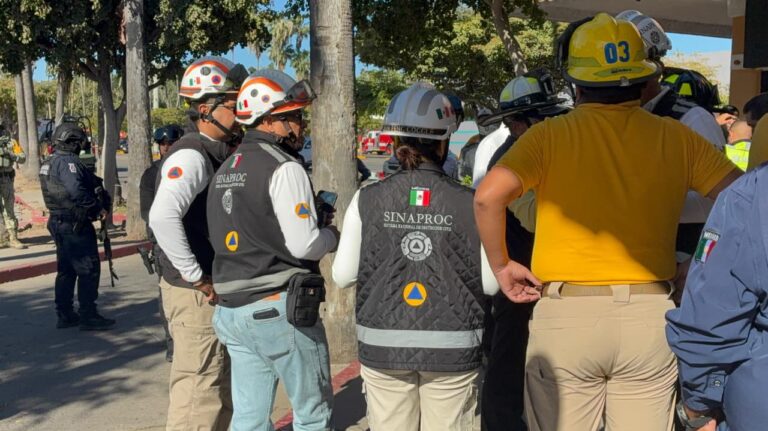Arriba personal de ECO enviados por la presidenta Claudia Sheinbaum a la plaza Fiesta Las Palmas de Los Mochis, Sinaloa